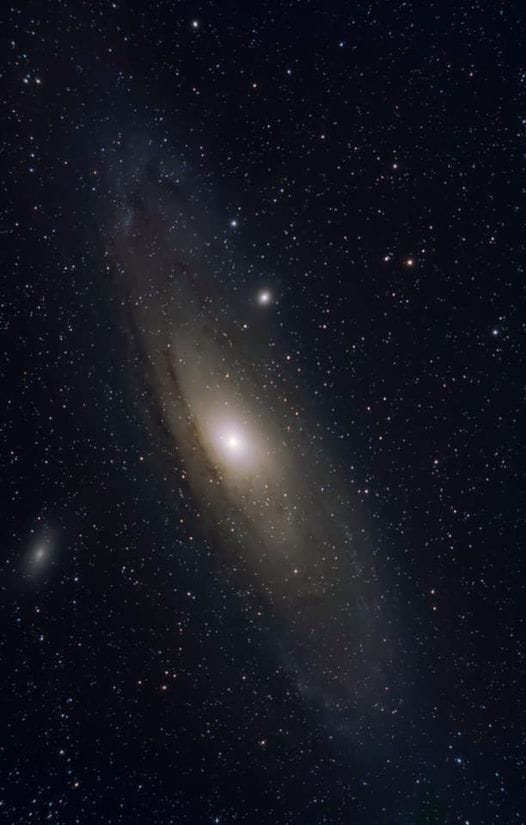 Andromedanevel bekijken door een telescoop