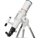 Bresser AC 102/600 Telescoop Messier AR-102S Hexafoc Nano AZ zijaanzicht met Nano AZ-montering en oculair gemonteerd.
