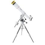 Bresser AC 90 1200 Telescope Messier EXOS-2 (2) Bresser AC 90/1200 telescoop volledig opgesteld op stalen statief met accessoireplateau