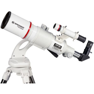 Bresser AC 90/500 Telescoop Messier Nano AZ close-up van optiek en 6x30 zoeker op witte Nano AZ-montering.
