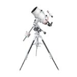 Bresser MC 152 1900 Telescoop Maksutov Messier Hexafoc EXOS-2 (2) Bresser MC 152/1900 op EXOS-2 statief, zijaanzicht met verstelbare poten en accessoireplateau.