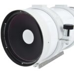 Bresser MC 152 1900 Telescoop Maksutov Messier Hexafoc EXOS-2 (4) Bresser MC 152/1900 close-up van correctielens aan de voorkant van de buis.