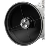 Bresser N 203/800 binnenzicht van optische buis met vang- en hoofdspiegel, spinnenwebconstructie.