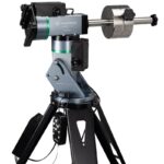 Bresser 5 AZ/EQ zijaanzicht van statief en montering met poolzoekerbehuizing