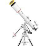Bresser AC 102 1350 Telescoop Messier Hexafoc EXOS-1 (1) Bresser AC 102/1350 telescoop op EXOS-1 montering met buis horizontaal gericht en contragewicht zichtbaar