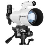 Bresser AC 70/350 AZ vooraanzicht van objectieflens met blauwe coating en dewcap