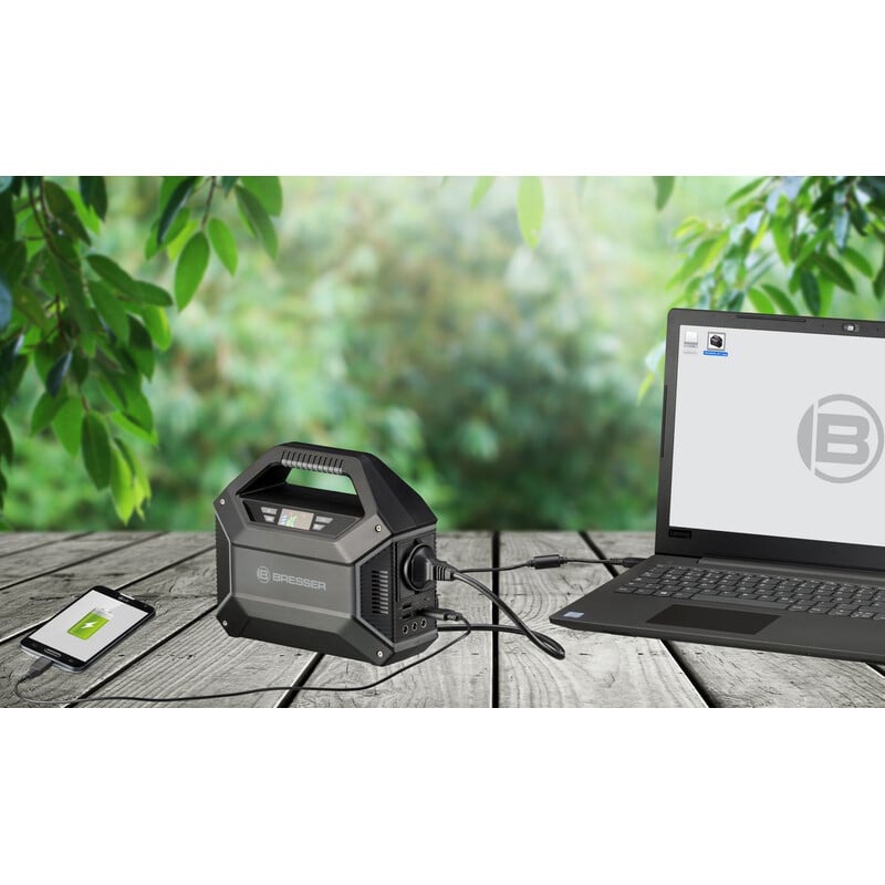 Bresser Mobile Power Station 100 Watt + Zonnelader 40 Watt 2 Bresser Mobile Power Station 100 Watt Zonnelader 40 Watt 12 Bresser Mobile Power Station outdoor gebruik met laptop tijdens opladen via zonne-energie