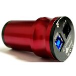 iOptron 464C iCam-camera zijaanzicht met USB 3.0 en ST-4 poort in stevige rode metalen camerabehuizing