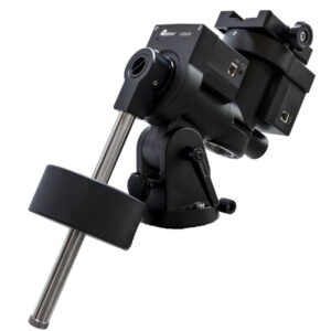 iOptron CEM26 montering zijaanzicht met contragewicht en Vixen-zadel op instelbare as