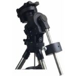 iOptron CEM70 zijkant met contragewicht gemonteerd op robuuste montering