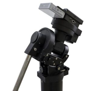 Telescoop 42 iOptron CEM70EC NUC Montering 1 iOptron CEM70EC-NUC zijaanzicht van montering met centrale balansconstructie en NUC-montageadapter